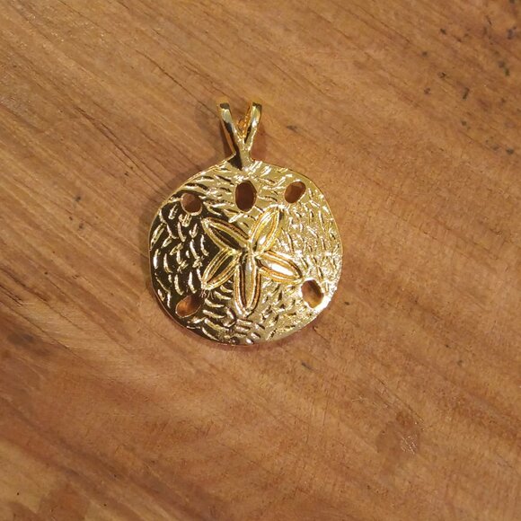 💛 Adorable Off Round Boho Chic Sand Dollar Gold Coin Charm 💛 - Picture 2 of 3
